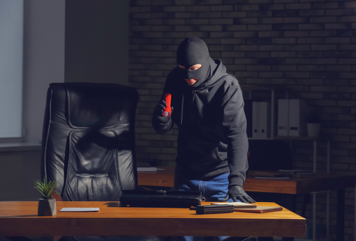 A Biella ladri in azione: saccheggiato un alloggio al terzo piano.