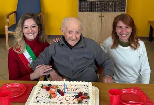 L'abbraccio di Sala Biellese a Serafino per i suoi 100 anni