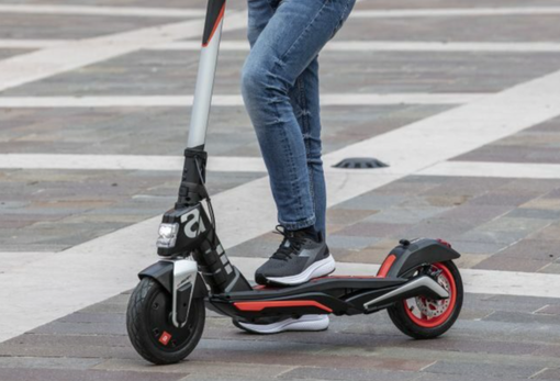 Monopattini, da oggi scatta l'obbligo assicurativo ma ...1 su 10 ha la targa