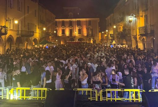 Successo a Biella per la "Vuelta by Night": oltre 2000 presente in piazza Cisterna