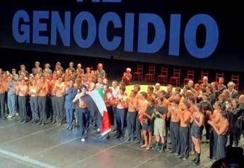 Roberto Bolle sul palco con bandiera Palestina, il messaggio per Gaza Roberto Bolle sul palco con bandiera Palestina, il messaggio per Gaza