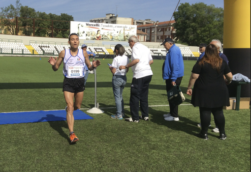 Podio nordafricano alla mezza maratona di Vercelli, quinto Velatta