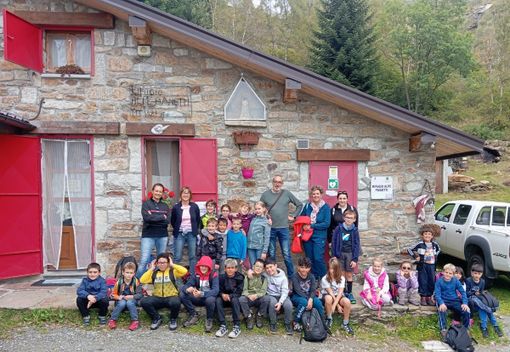 Giornata all’Alpe Pianetti: divertimento e socialità per i bambini della scuola di Strona. Giornata all’Alpe Pianetti: divertimento e socialità per i bambini della scuola di Strona.