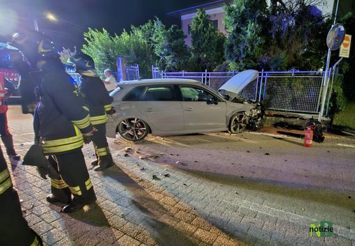 Cossato: Un boato nella via Dante Alighieri, auto impatta contro un muro e rimbalza nella recinzione opposta - Foto Benedetti per newsbiella.it Cossato: Un boato nella via Dante Alighieri, auto impatta contro un muro e rimbalza nella recinzione opposta - Foto Benedetti per newsbiella.it