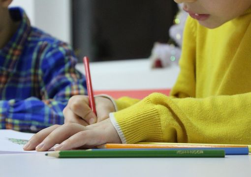 Scuola, una volontaria: "Tante famiglie non riescono neppure ad avvicinarsi allo scaffale della cancelleria visti i costi"
