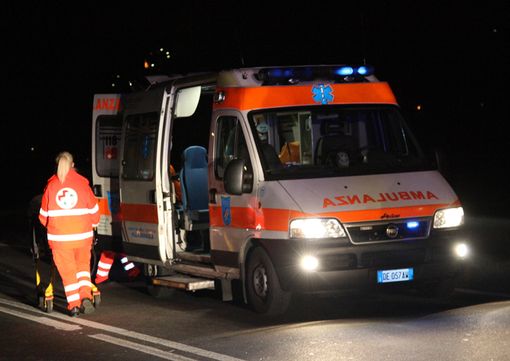 Dal Nord Ovest - Tragedia nella notte, muore a 54 anni dopo lo schianto contro un muro (foto di repertorio)