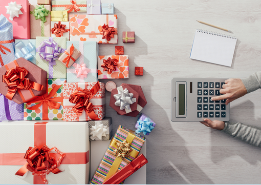 Natale, cresce la spesa per i regali artigianali, ma due terzi degli acquisti saranno destinati ad alimentari e bevande. Natale, cresce la spesa per i regali artigianali, ma due terzi degli acquisti saranno destinati ad alimentari e bevande.