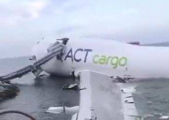 Hong Kong, aereo cargo esce di pista e finisce in mare: due morti Hong Kong, aereo cargo esce di pista e finisce in mare: due morti