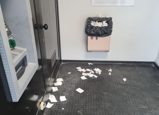 Una lettrice: "Punto bancomat a Sandigliano in pessime condizioni"