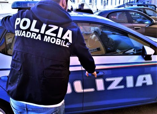 Polizia a sirene spiegate in centro a Cuneo: tre arresti per truffa, operazione della Mobile di Biella Polizia a sirene spiegate in centro a Cuneo: tre arresti per truffa, operazione della Mobile di Biella