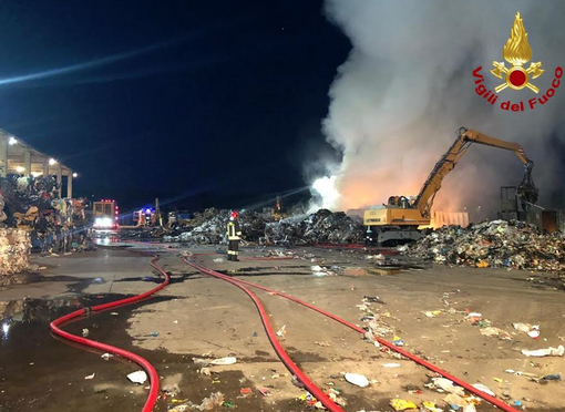 Il rogo di Palazzolo alla ditta Vescovo è stato domato VIDEO - Cronaca del Nord Ovest Il rogo di Palazzolo alla ditta Vescovo è stato domato VIDEO - Cronaca del Nord Ovest