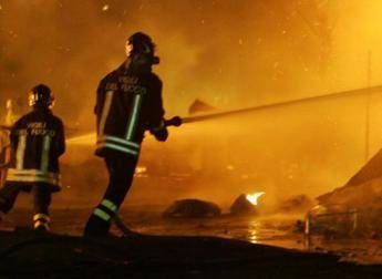 Napoli, vasto incendio a Ponticelli. Il Comune: "Tenere chiuse porte e finestre" Napoli, vasto incendio a Ponticelli. Il Comune: "Tenere chiuse porte e finestre"