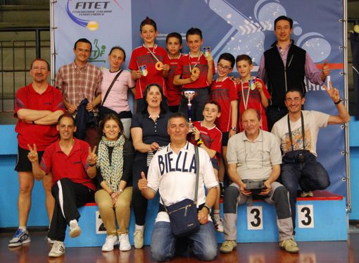 il gruppo del TT Biella sul podio di Terni festeggia il titolo di Campione d'Italia a squadre