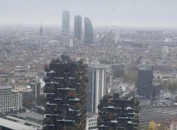 Freddo artico in Lombardia, neve arrivata a Milano Freddo artico in Lombardia, neve arrivata a Milano