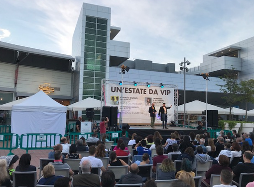 Pino e Gli Anticorpi fanno il pieno di applausi al centro commerciale Gli Orsi