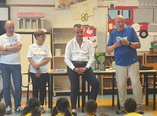 Auser Cossato in visita nelle scuole, consegna di copia della Costituzione agli alunni del Parlamento Auser Cossato in visita nelle scuole, consegna di copia della Costituzione agli alunni del Parlamento