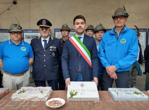 Consegna della pietra della Città di Salò durante l'Adunata Alpina di Biella.