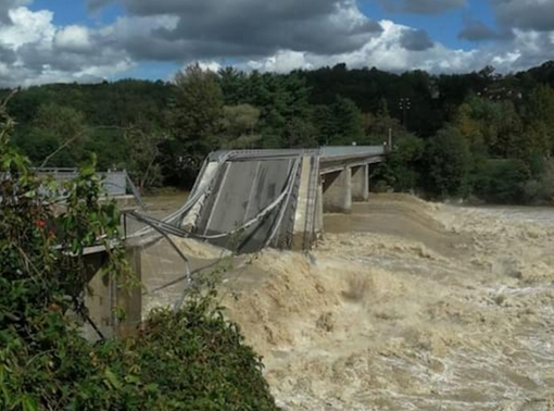 Crollato il ponte tra Gattinara e Romagnano: era stato riaperto al traffico da due ore VIDEO Crollato il ponte tra Gattinara e Romagnano: era stato riaperto al traffico da due ore VIDEO