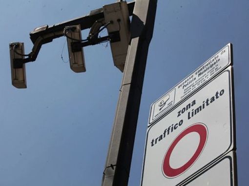 Torna la Ztl da lunedì Torna la Ztl da lunedì