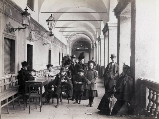 Oropa nelle foto d'archivio: "Comitiva al caffè Deiro" nel 1898 - Copyright Fondazione Sella 2025.