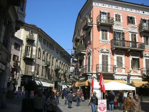 Negozi e parcheggi: centro storico contro Gli Orsi Negozi e parcheggi: centro storico contro Gli Orsi