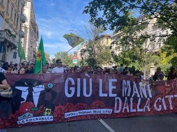 Leoncavallo, in 20mila al corteo: uova e petardi contro la prefettura, blitz al monumento ai caduti Leoncavallo, in 20mila al corteo: uova e petardi contro la prefettura, blitz al monumento ai caduti