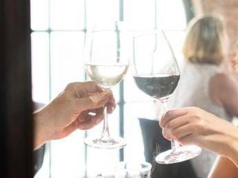 A cena con un'altra donna, moglie lo scopre da video spot ristorante e lo lascia