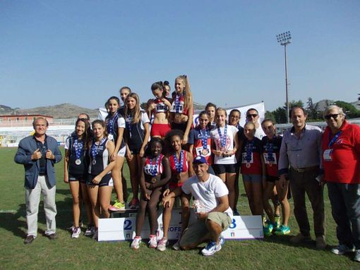 Il podio femminile con la Stronese prima