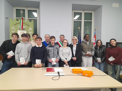 Pollone celebra la consegna della Costituzione ai neodiciottenni