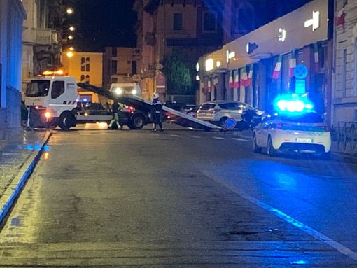 Adunata Alpina: proseguono le rimozioni in città, via una decina di auto in via Repubblica Adunata Alpina: proseguono le rimozioni in città, via una decina di auto in via Repubblica