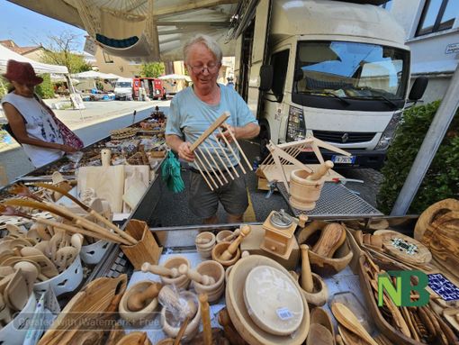 A Cossato oggi bancarelle per le vie per San Rocco  foto e video Angela Lobefaro per newsbiella.it