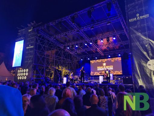 Bolle di Malto 2025, grande pubblico a Biella per i concerti in piazza Martiri al chiaro di luna (foto redazione e Nicola Rasolo per newsbiella.it) Bolle di Malto 2025, grande pubblico a Biella per i concerti in piazza Martiri al chiaro di luna (foto redazione e Nicola Rasolo per newsbiella.it)