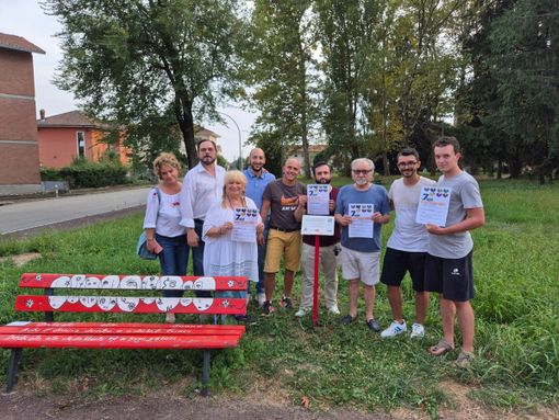 Violenza contro le donne, i cittadini di Pavignano riparano la panchina rossa