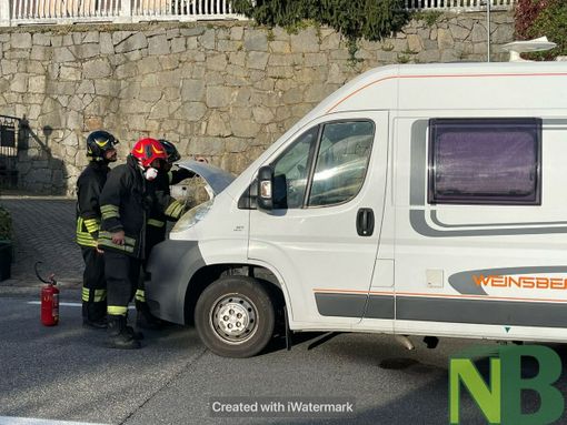 Fumo dal motore di un camper a Biella Cossila FOTO Giuliana Mosca per newsbiella.it