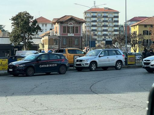 Sinistro stradale in Piazza Adua a Biella, traffico rallentato