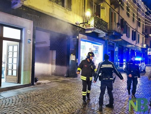 Biella, incendio in via Italia:  in corso le operazioni di spegnimento  - Foto di Riccardo Tosi