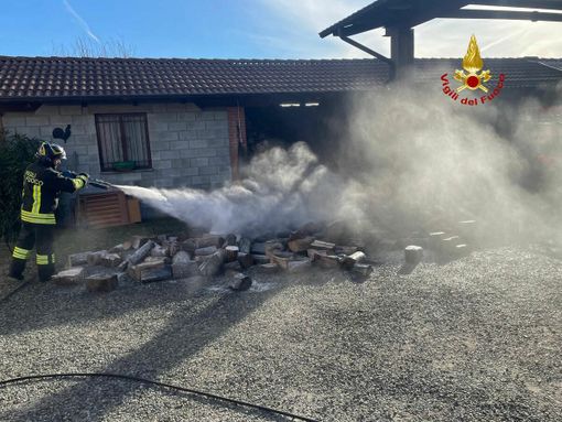 A fuoco una legnaia a Cossato: incendio domato dai Vigili del Fuoco