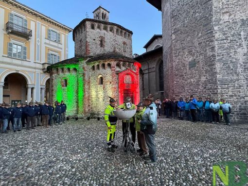 A Biella sfilano gli Alpini per il Campionato Nazionale ANA di Slalom, acceso il tripode davanti al Battistero (servizi di Davide Finatti e Mattia Baù per newsbiella.it) A Biella sfilano gli Alpini per il Campionato Nazionale ANA di Slalom, acceso il tripode davanti al Battistero (servizi di Davide Finatti e Mattia Baù per newsbiella.it)