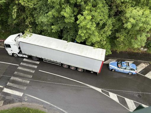 Biella, autoarticolato urta la segnaletica stradale: arriva la Polizia