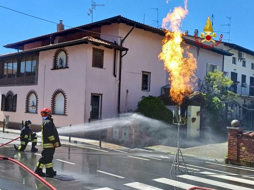 Castelletto Cervo, perdita dalla valvola di un serbatoio di GPL: in corso bonifica in torcia FOTO e VIDEO