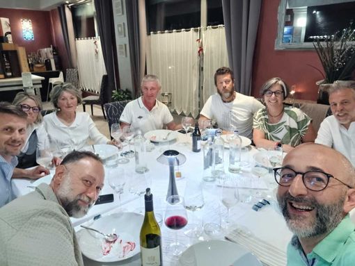 Sorrisi, ricordi, un brindisi e una foto di rito: a Biella reunion per gli ex alunni del Piazzo