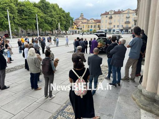 L’ultimo saluto di Biella a Peppo Sacchi, pioniere della televisione privata in Italia (foto di Davide Finatti per newsbiella.it)