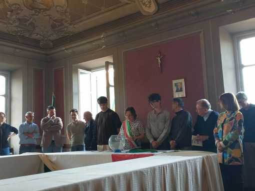 A Pralungo consegna della Costituzione a due 18enni (foto dalla pagina Facebook di Pralungo in Comune)