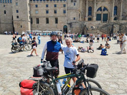 Da Oropa a Santiago in bicicletta: Andrea Mercando ha concluso l’impresa dedicata alla Passione di Sordevolo FOTO