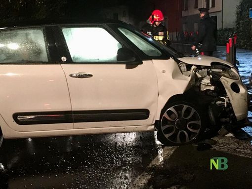 Zumaglia: perde il controllo e abbatte 2 parapedoni. Traffico rallentato per circa 1 ora FOTO Zumaglia: perde il controllo e abbatte 2 parapedoni. Traffico rallentato per circa 1 ora FOTO