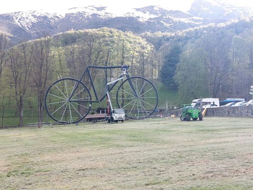 A Oropa una bicicletta gigante: un tributo al Giro d’Italia - Foto e video di Lu74.