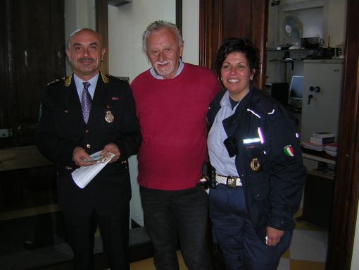 Nella foto da sinistra il comandante Mauro Casotto, Giovanni Borri e l'agente Barbara Milia