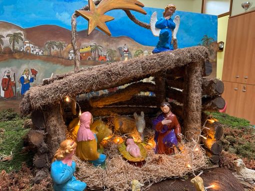 Natale a Zumaglia, i bambini della prima elementare allestiscono il presepe - Dalla pagina Facebook del Comune di Zumaglia.