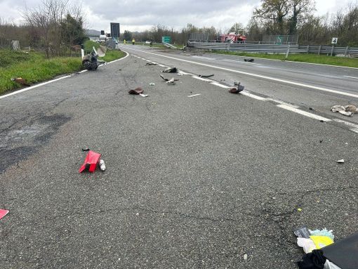 Ferrari in fiamme dopo incidente sulla Ivrea-Santhià: due morti carbonizzati