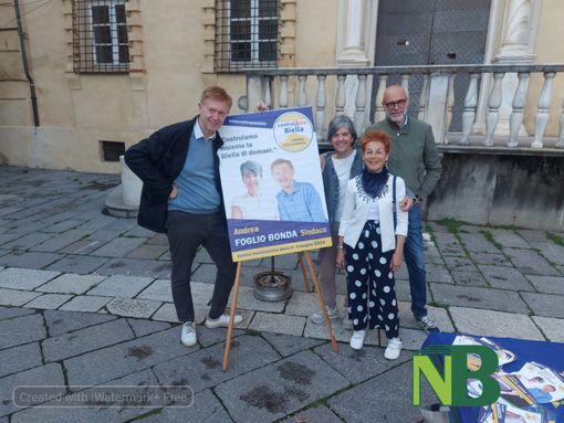Amministrative 2024, Andrea Foglio Bonda e "Attivisti del fare" in Piazza Cisterna - Foto Alessandro Bozzonetti per newsbiella.it